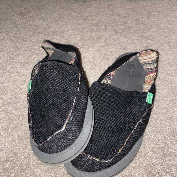 black sanuks